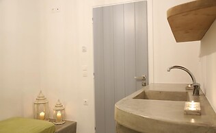 8 Keys Residence
