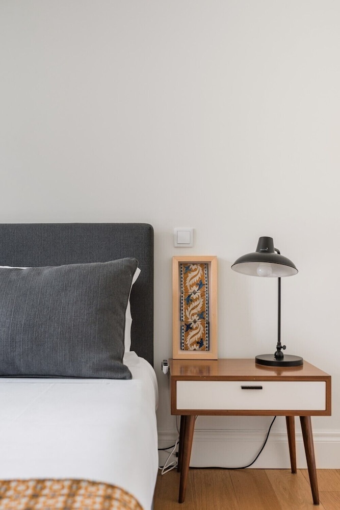 Lis001 · Mid-century Inspired Apartment With River Views