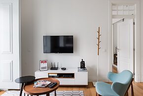 Lis001 · Mid-century Inspired Apartment With River Views