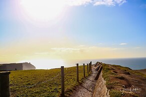10mindrivecliffsofmoher-cozy2br-parking-wifi