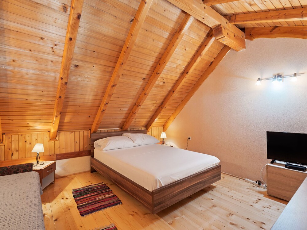 Comfortable apartment in Polača with swimming pool