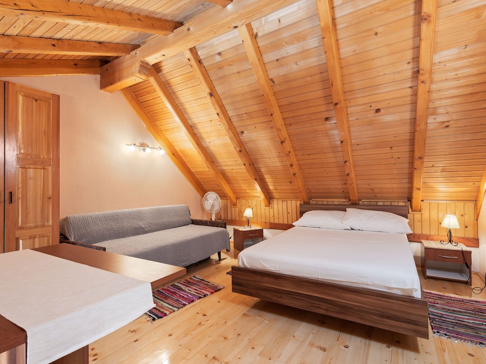 Comfortable apartment in Polača with swimming pool