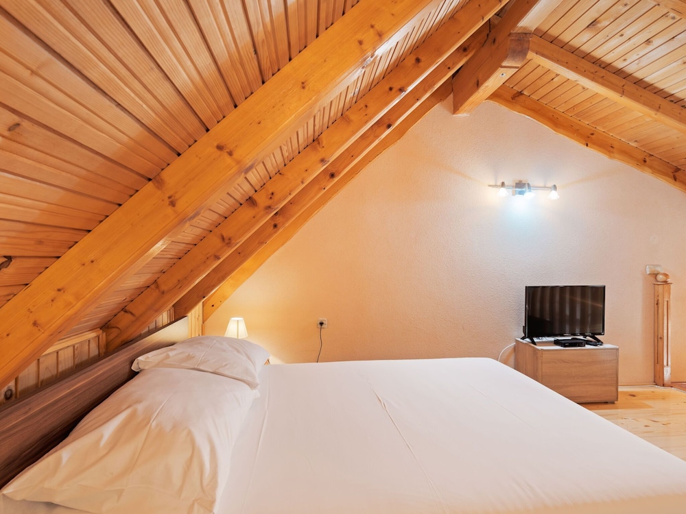 Comfortable apartment in Polača with swimming pool