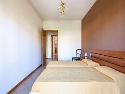 Serene Lakeview Apartment