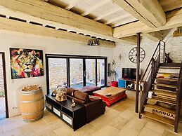 Olonzac Escape: Pool & Charm