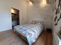 Olonzac Escape: Pool & Charm