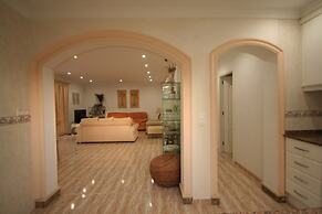 Villa Steps From the Sea