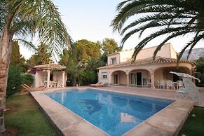 Villa Steps From the Sea
