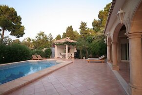 Villa Steps From the Sea