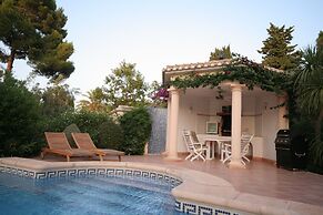 Villa Steps From the Sea