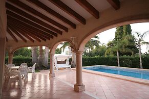 Villa Steps From the Sea