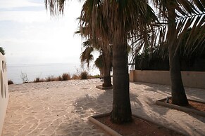 Villa Steps From the Sea