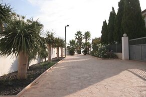 Villa Steps From the Sea