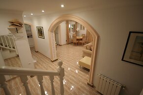 Villa Steps From the Sea