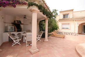 Villa Steps From the Sea