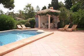 Villa Steps From the Sea