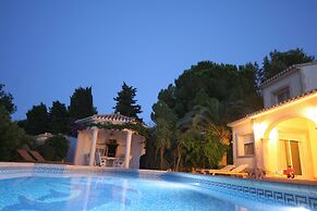 Villa Steps From the Sea