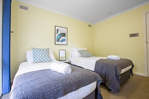 Spacious Comfortable Home in Wheelers Hill+pool