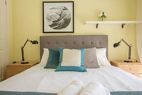 Spacious Comfortable Home in Wheelers Hill+pool