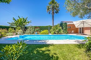 Holiday Home in Barry-d'islemade With Pool
