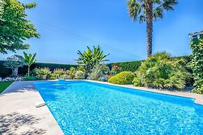Holiday Home in Barry-d'islemade With Pool