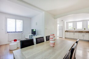 Holiday Home in Barry-d'islemade With Pool