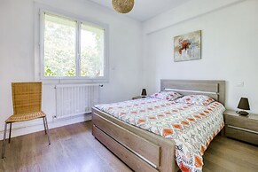 Holiday Home in Barry-d'islemade With Pool