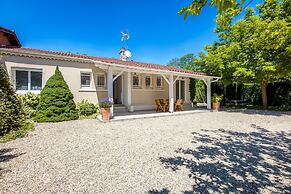 Holiday Home in Barry-d'islemade With Pool