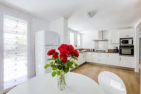 Holiday Home in Barry-d'islemade With Pool