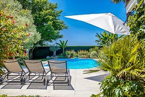 Holiday Home in Barry-d'islemade With Pool