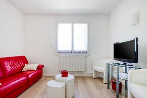 Holiday Home in Barry-d'islemade With Pool