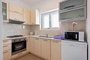 Simplistic Apartment in Neviđane near Sea Beach