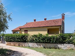 Secluded Apartment in Poreč with Garden