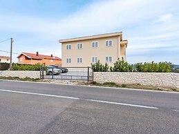 Simplistic Apartment in Neviđane near Sea