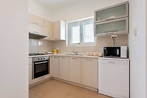 Simplistic Apartment in Neviđane near Sea