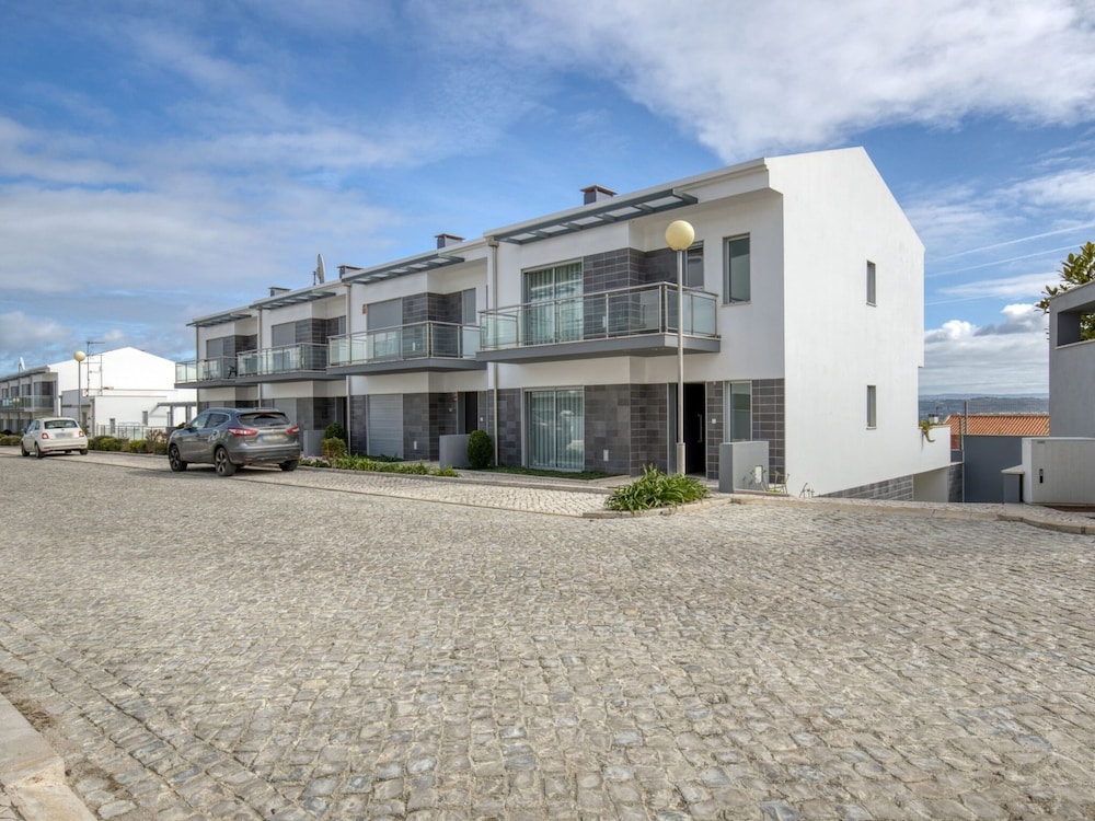 Modern Villa With Pool and Barbecue
