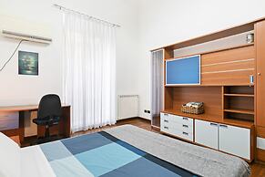 Vittorio Emanuele & Via Roma Colorful Apartment