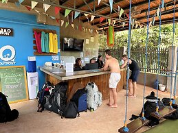 Outpost Hostel - Coron - Adults Only