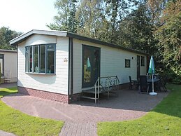 Cozy Chalet Near Canal
