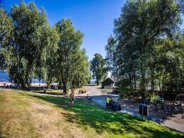 Chalet in Bergumermeer by the Marina