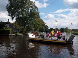 Giethoorn Villa With Modern Touch