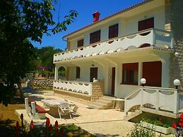 Spacious and Sunny Apartment on Island Rab