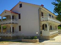 Spacious and Sunny Apartment on Island Rab