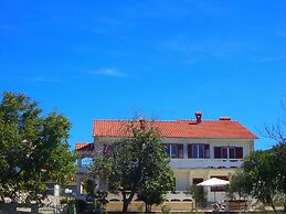 Spacious and Sunny Apartment on Island Rab