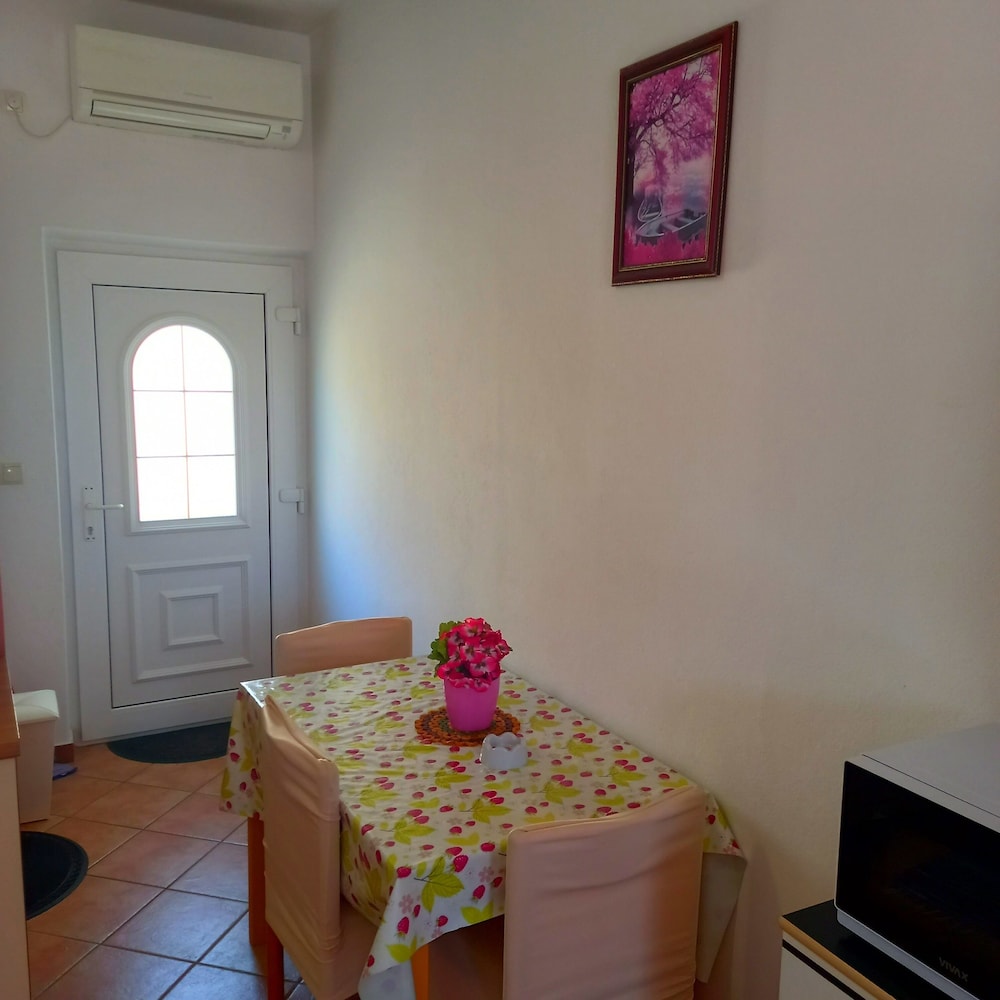 Pretty Apartment With Terrace on Island Rab