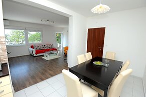 Holiday House With Pool