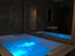 Central Business Suites with Hot Jacuzzi