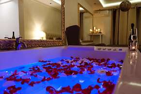 Central Business Suites with Hot Jacuzzi