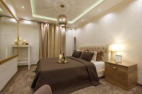 Central Business Suites with Hot Jacuzzi