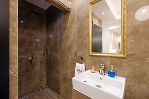 Central Business Suites with Hot Jacuzzi